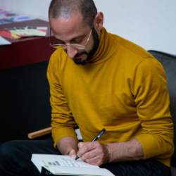 Behzad Karim Khani signiert Bücher nach der Show